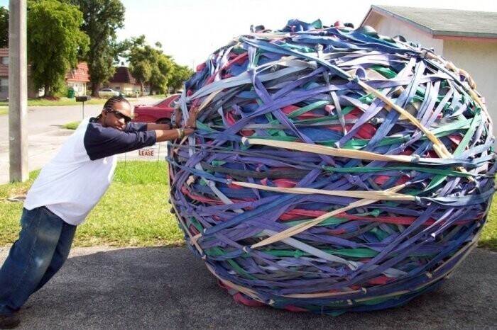 Джоел Вол из США толкает свой шедевр – самый большой шар из резиновых лент. Шар весом 4 097 кг был измерен в Лодерхилле, штат Флорида