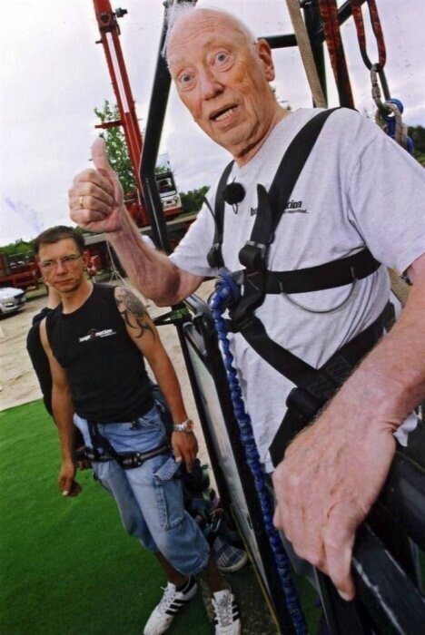 Самым старым человеком, прыгнувшим на тарзанке, является Гельмут Вирц. Вирцу было 83 года 8 месяцев и 7 дней, когда он прыгнул на тарзанке в Дуйсбурге, Германия