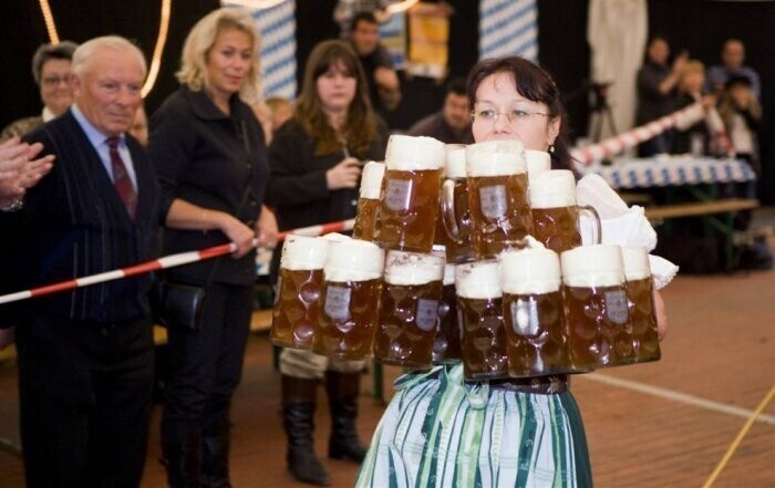 Самое большое количество кружек с пивом, которые женщина пронесла 40 метров, составляет 19. Это сделала Анита Шварц в Мезенихе, Германия, 9 ноября 2008 года в День мировых рекордов Гиннеса.