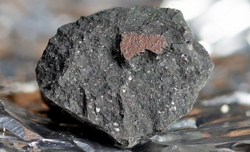 Во двор британцев залетел метеорит возрастом 4,5 млрд лет (видео)