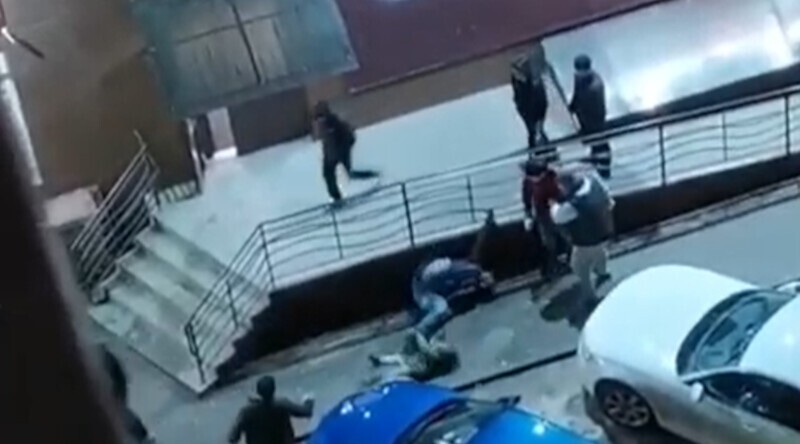 Толпа кавказцев напала на мужчину с маленьким ребёнком из-за замечания