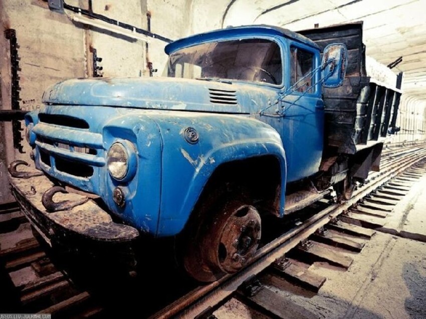 Советские образцы инженерной мысли. Smotra.ruЗИЛ на железнодорожном ходу в Киевском метро