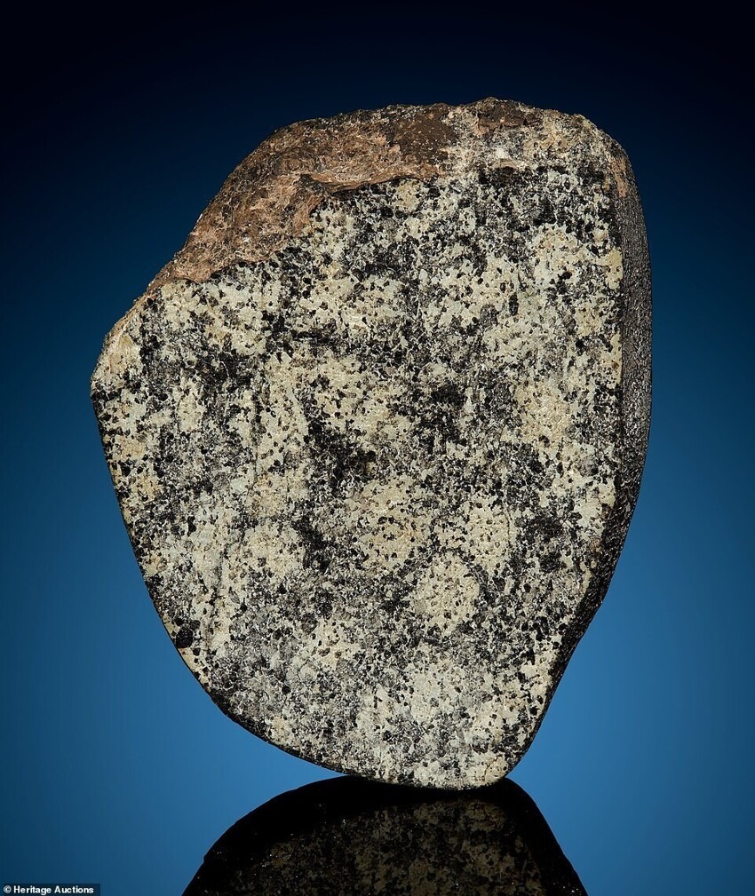 Метеорит NWA 1950, который нашли в Марокко в 2001 году, как полагают, прилетел с Марса
