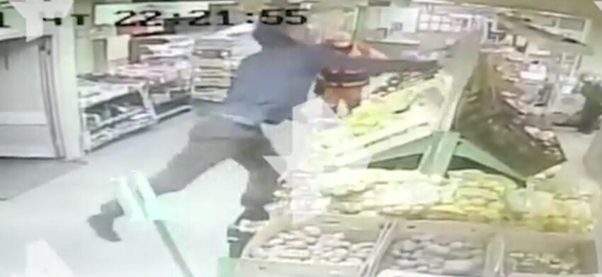 Разутого парня, бросавшегося с ножом на вывески в магазине, приняли санитары: видео