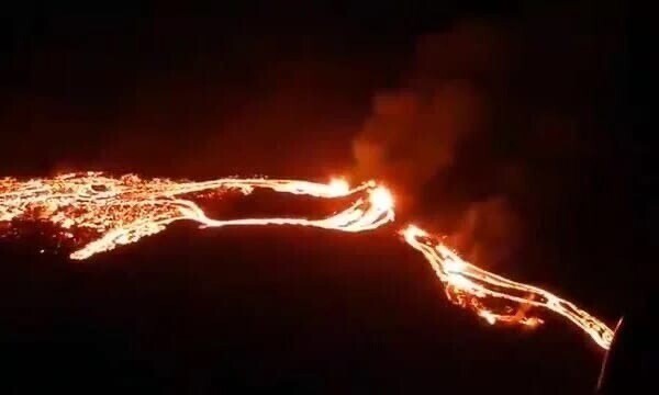 Фаградалсфьяль взял пример с Эйяфьядлайокудля: В Исландии в 40 км от столицы страны началось извержение вулкана, спавшего 6 000 лет. Фонтаны лавы высотой до 100 метров, все рейсы из аэропорта Кеблавик отменены.