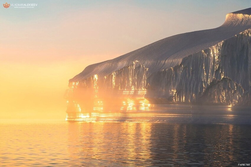 Айсберг в лучах заходящего солнца
