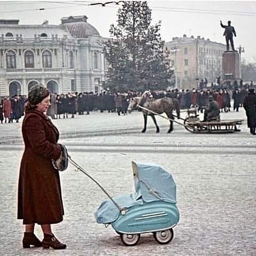 Молодая мама с коляской типа Победа. Тамбов 50-е, СССР.