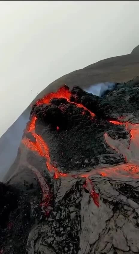 Съёмка с дрона над вулканом, который проснулся в Исландии в прошлую пятницу 