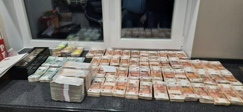 Или, по грубой прикидке, 1,4% населения, то есть 2 млн человек из 146 млн владеют 63% всех вкладов в России.