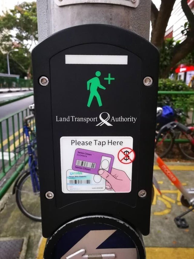 Пожилые люди в Сингапуре могут использовать специальную карту, которая даёт им дополнительное время на светофоре