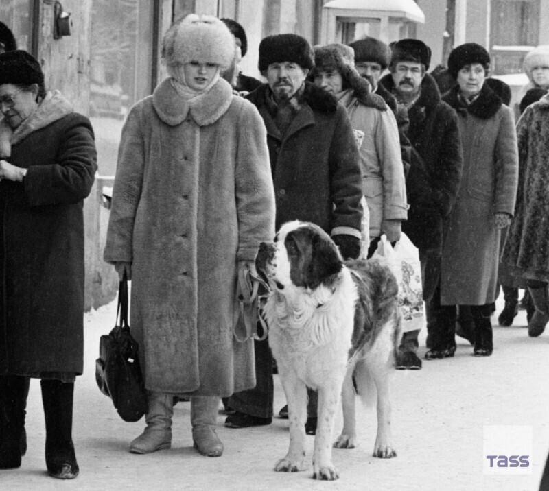 Очередь в продуктовый магазин. Пермь, Россия, 1991. Фото Анатолия Седельникова