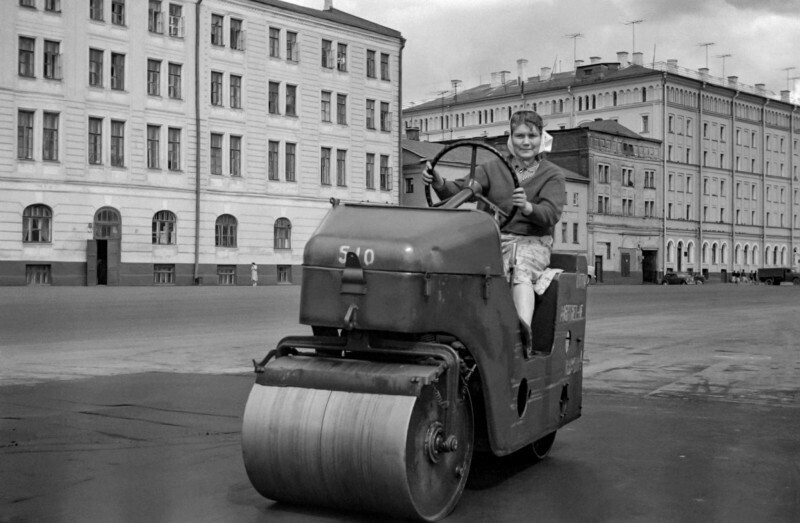 Асфальтирование площади Репина (ныне Болотная площадь) в Москве, июль 1962 г.