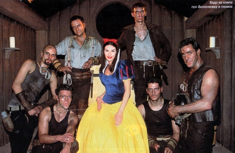 Rammstein и русская модель Юлия Степанова сыгравшая роль Белоснежки в клипе Sonne, 2001.