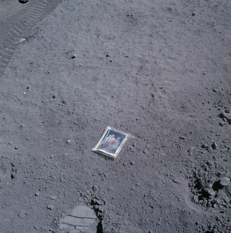 Астронавт Аполлона-16 Чарльз Дюк оставил семейное фото на Луне, апрель 1972 года.