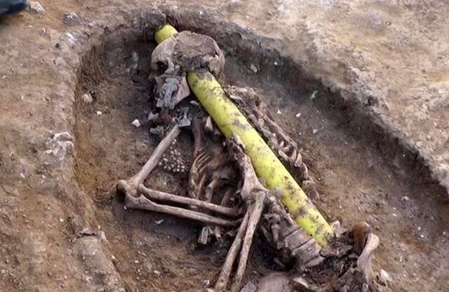 8. Линию электропередачи проложили через скелет англосаксонской женщины, похороненной на ранее неизвестном кладбище VI века