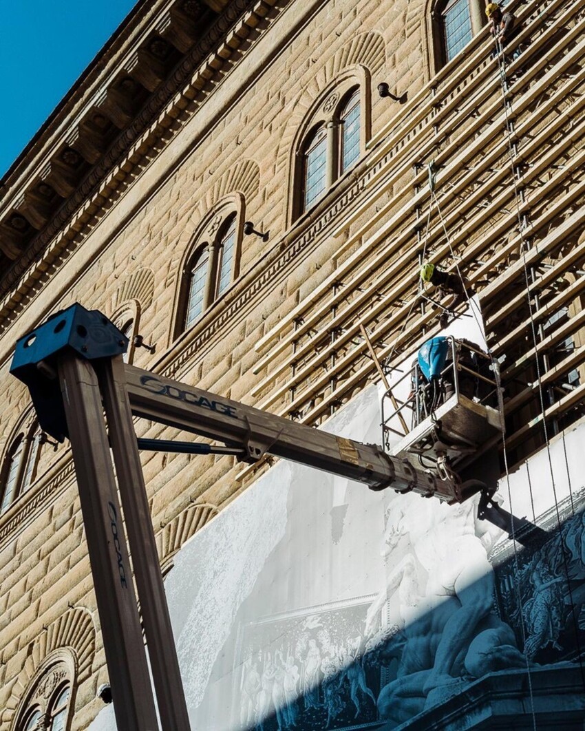 Художник символически «открыл» музей во Флоренции, разместив на фасаде фотоколлаж интерьера