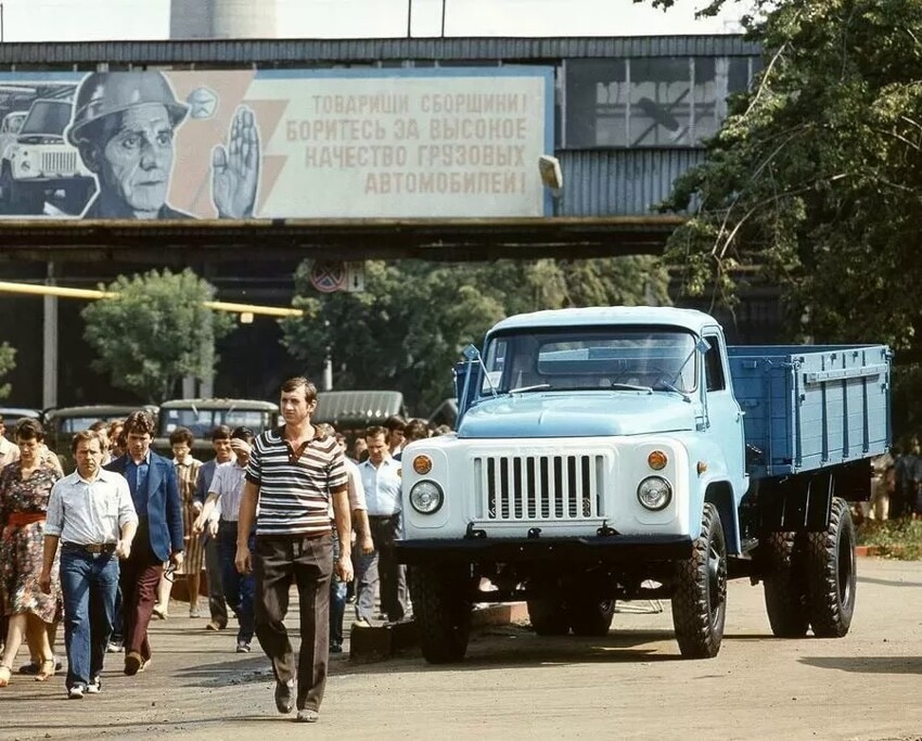 Теплые «ламповые» фотографии с автомобилями прошлого