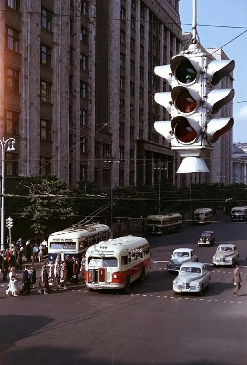 Теплые «ламповые» фотографии с автомобилями прошлого