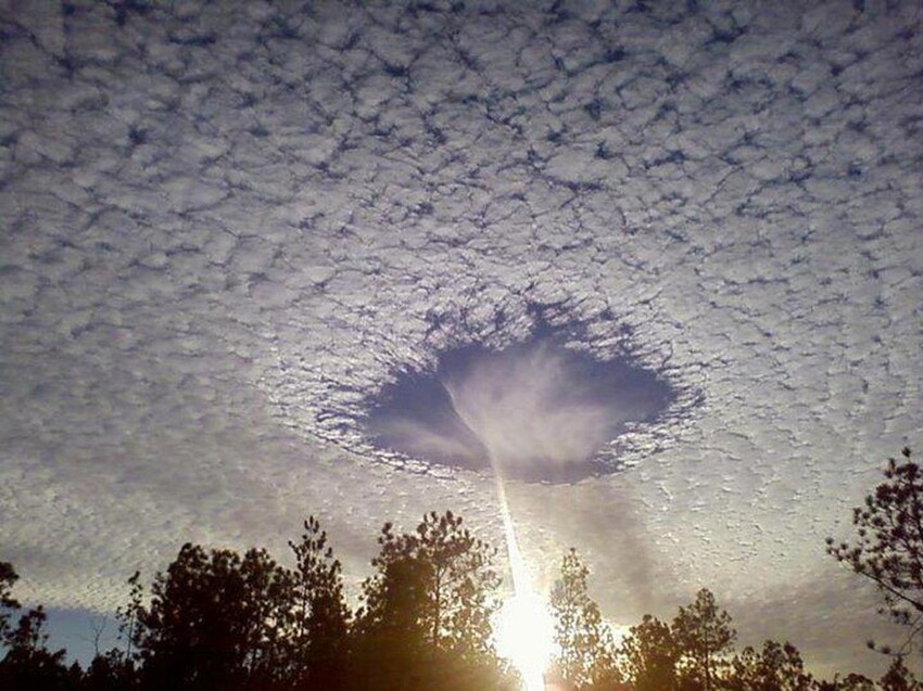 Скайпанч, более известный как «фолстрейк-хоул» («струя, выпадающая из отверстия» - англ.), представляет из себя большой круглый или эллиптический разрыв, который может появиться в кучевых или высококучевых облаках.
