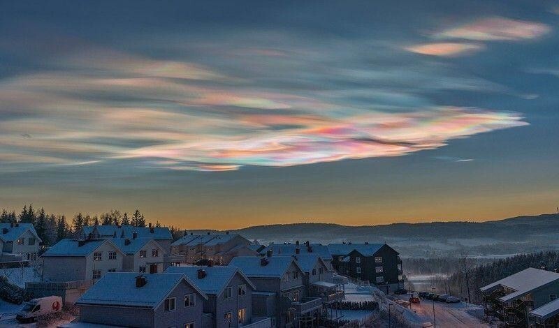 Перламутровые облак — это конденсационные образования, которые образуются в нижней стратосфере в зимне-весенний период, преимущественно в полярных широтах при аномально низких температурах.