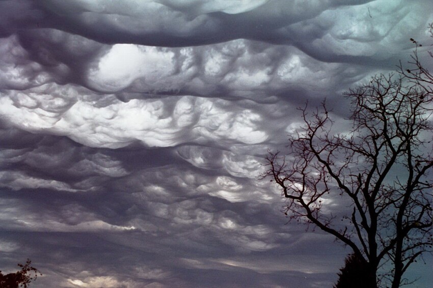 Asperitas (асперитас, с лат. — «шероховатость») — особенная черта некоторых облаков, представляющая собой выраженные волнистые структуры в нижней их части, что в сочетании с неоднородной толщиной и освещением может придавать облакам необычный вид