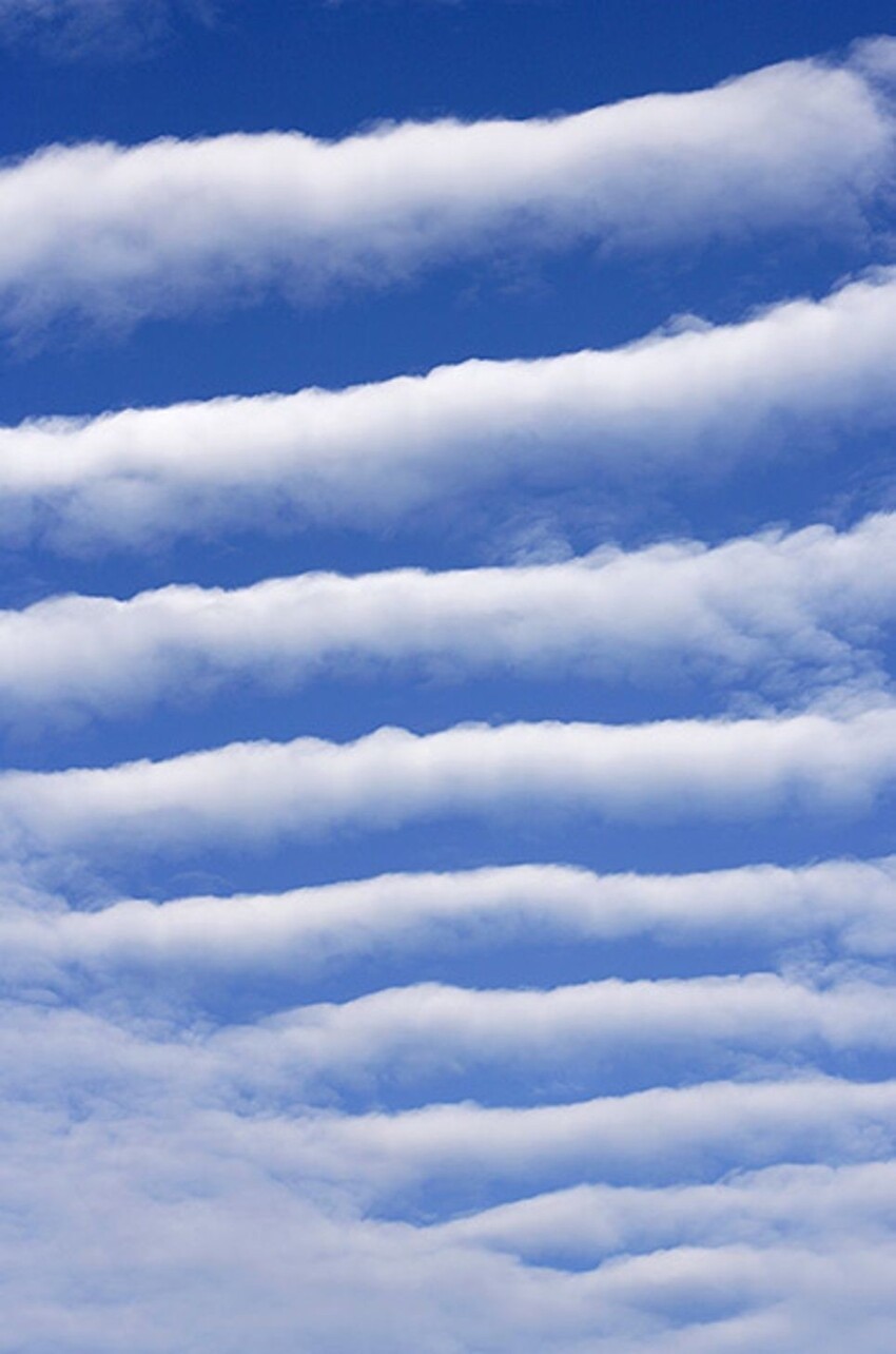 Волнистые высококучевые облака в национальном парке Абруццо, Италия.