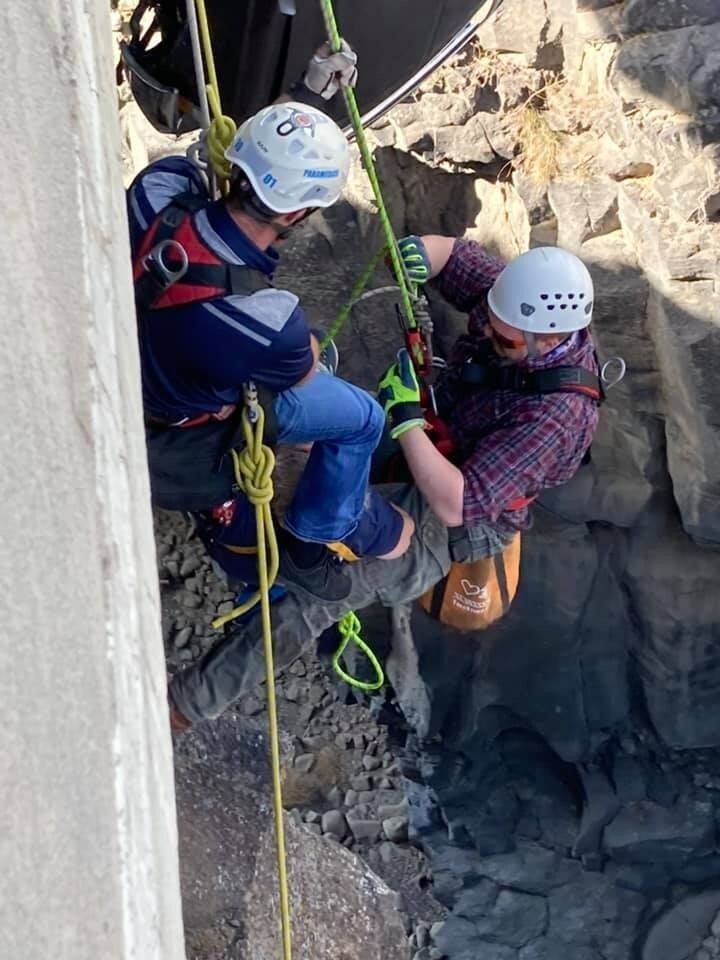 Пикап повис над ущельем: невероятное спасение двух человек в Айдахо