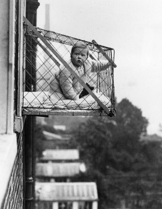 Клетка для ребёнка, которая крепилась снаружи окна, чтобы малыш дышал свежим воздухом