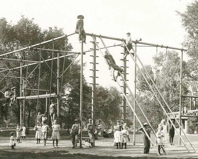 Детская площадка в 1900-х выглядела как полоса препятствий