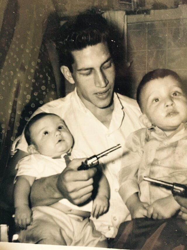 «Мой папа, брат и я в 1964 или 1965 году»
