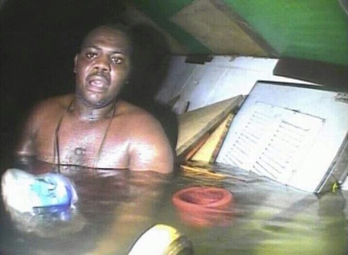 В 2013 году нигериец Харрисон Окене провел 60 часов под водой в полной темноте после того, как его судно перевернулось в 20 милях от побережья Нигерии, и погрузилось на дно. Его обнаружили водолазы, которых послали за мертвыми телами