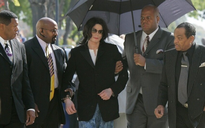После тщательного расследования в течение более чем 10 лет, ФБР не обнаружило абсолютно ничего, что указывало бы на виновность Майкла Джексона в жестоком обращении с детьми