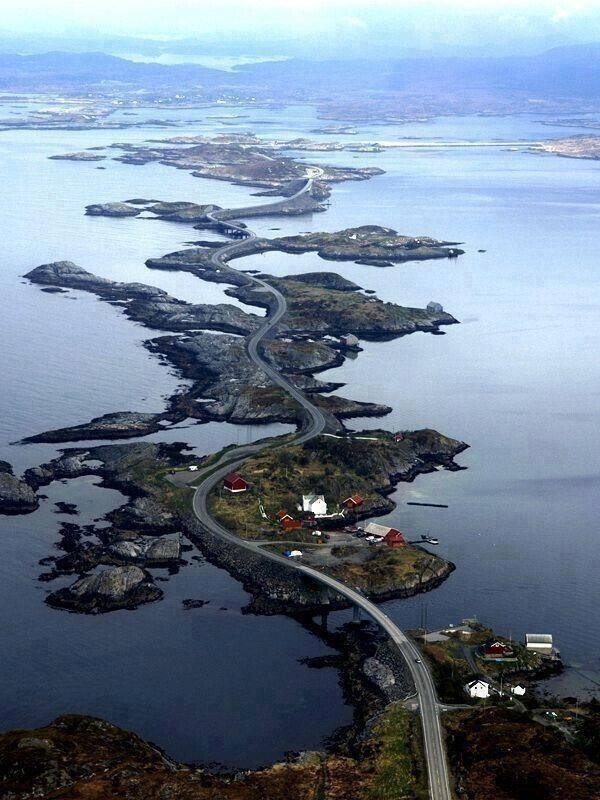 Атлантическая дорога в Норвегии - одно из самых живописных и захватывающих шоссе