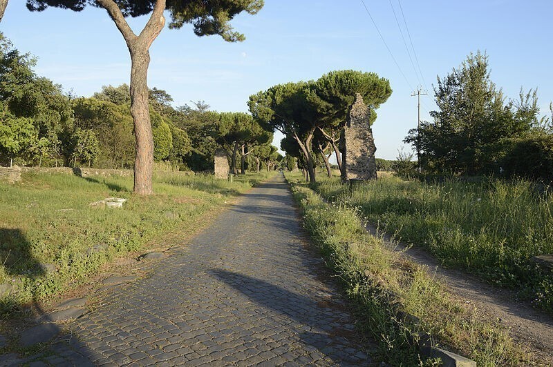 В Риме есть дорога, построенная в 312 году до нашей эры, и она используется до сих пор