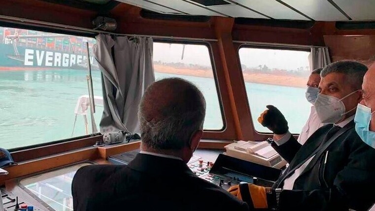 Гигантское судно застряло в Суэцком канале: в море пробки, нефть взлетела