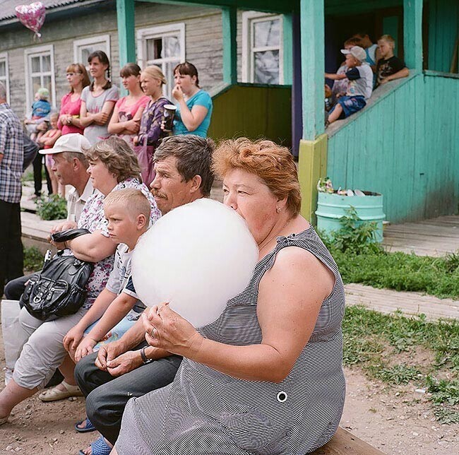 По факту, деревенская женщина способна все вынести на своих плечах