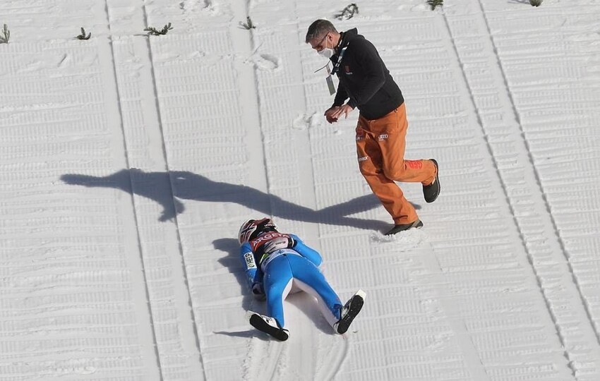 Норвежский прыгун с трамплина рухнул на склон со скоростью 102 км/ч