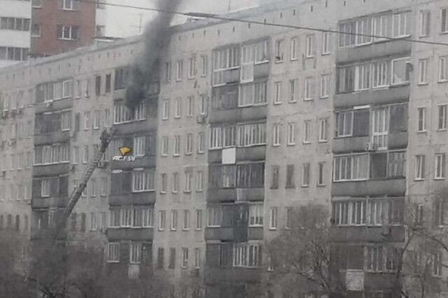 В Новосибиске соседи спасли от пожара парня с горящей спиной, помогая ему перелезть на свой балкон