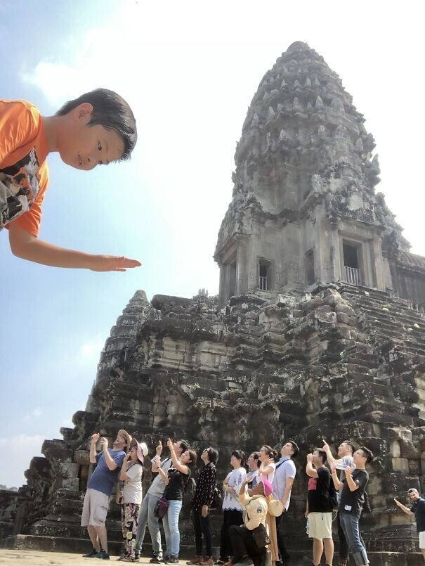 "Наш гид сделал это фото с нашей группой на фоне храма Ангкор Ват"