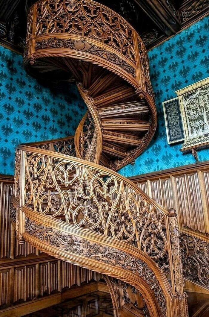 4. Винтовая лестница, вырезанная из цельного дерева в 1851 году. Находится в замке Леднице, Чешская Республика