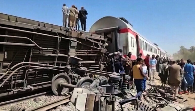 Два пассажирских поезда столкнулись в Египте, десятки жертв: видео