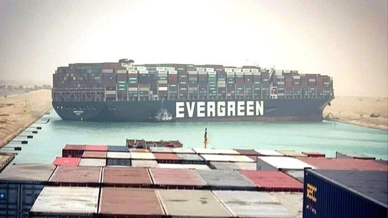 Контейноровоз, который эксплуатирует тайваньская транспортная компания Evergreen Marine, заблокировал проход каналом