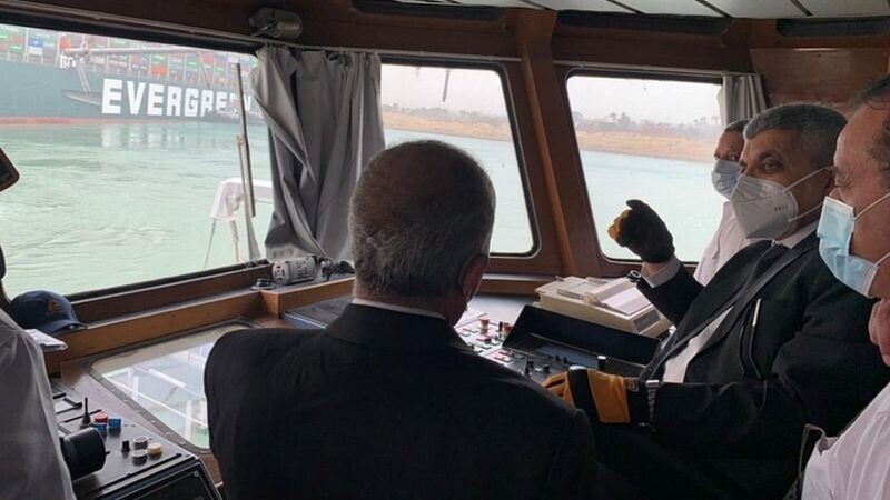 В среду чиновники администрации Суэцкого канала посетили заблокирован контейнеровоз, чтобы разработать план спасения