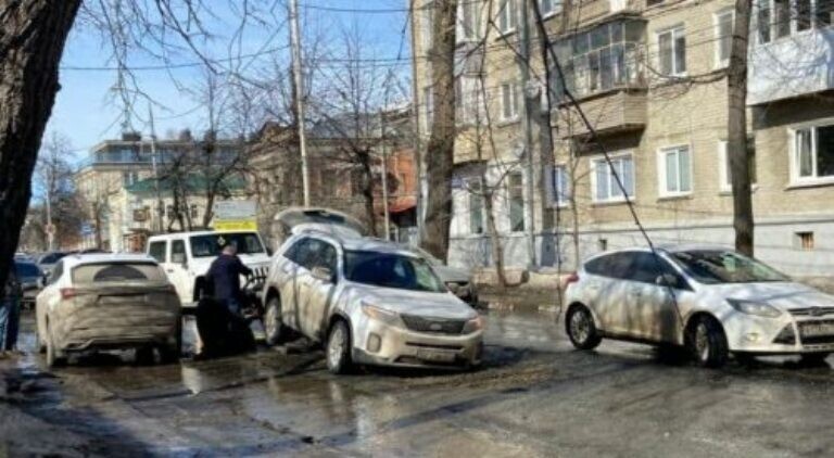 "Две беды России нашли друг друга": внедорожник депутата-единоросса провалился в яму в Ульяновске