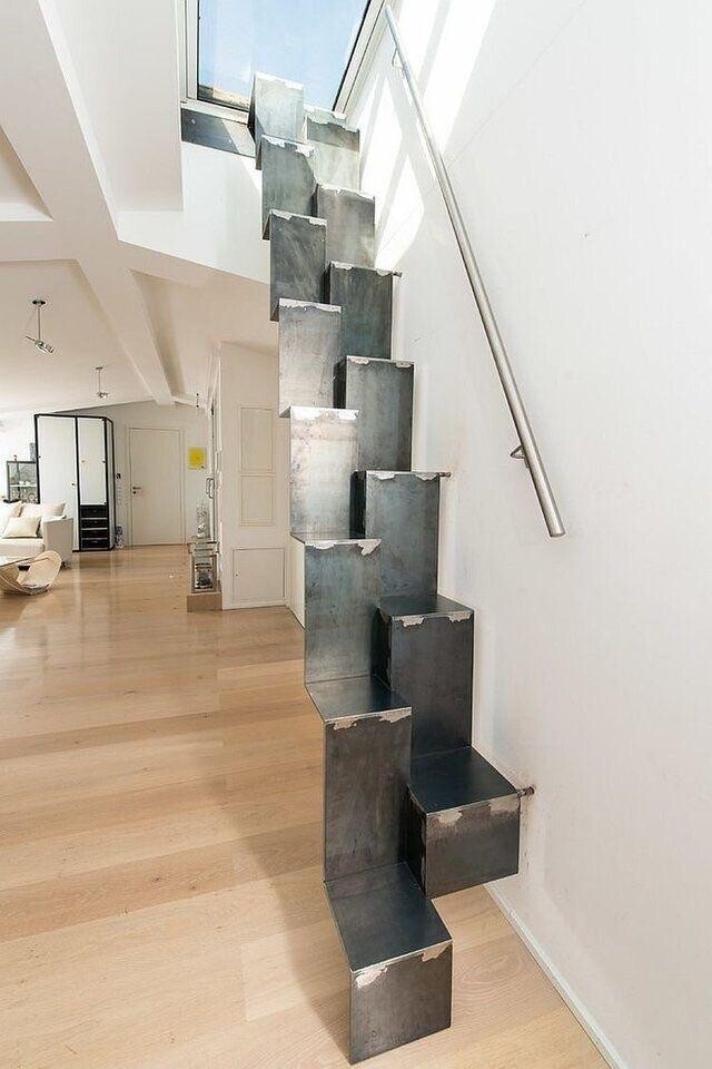 «Эта узкая лестница»