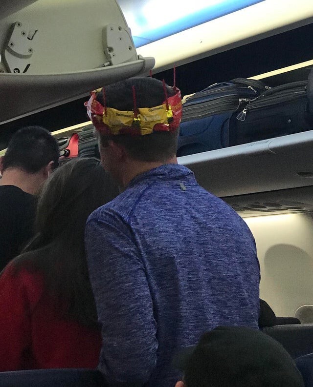 У этого парня день рождения, и стюардессы соорудили ему корону