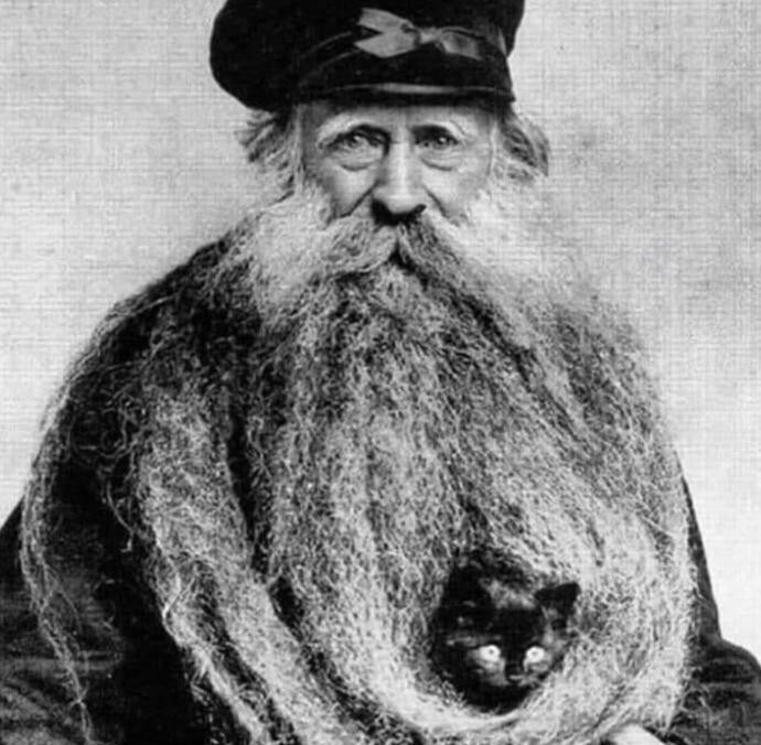 В 1904 году Луи Кулон прославился благодаря своей 4-метровой бороде, которую он в основном использовал для того, чтобы держать в ней своих кошек