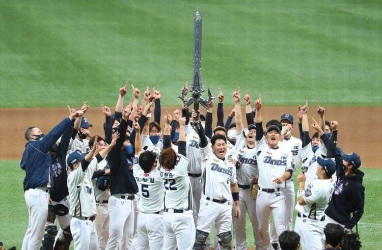 В корейской бейсбольной лиге кубок чемпионов — это гигантский меч