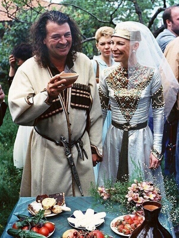 Вокалист группы Deep Purple — Иэн Гиллан, со своей женой Брон, на церемонии венчания в Тбилиси, СССР, 1990 год