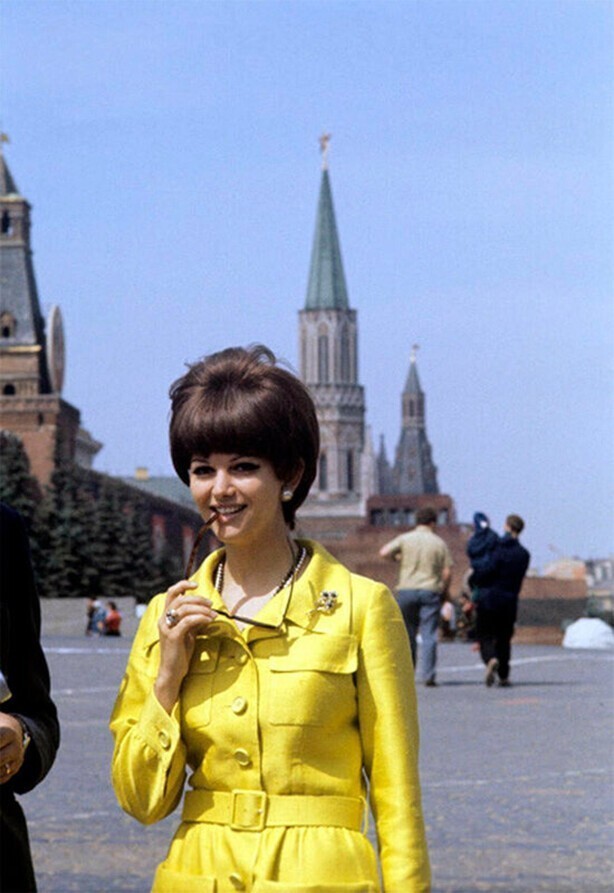 Клауидия Кардинале на Красной Площади в Москве. Июль 1967 г.